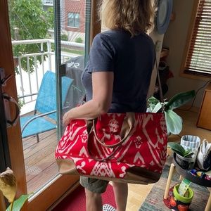 Stella & Dot Weekender Red Print Vinyl Lined Expandable Bag